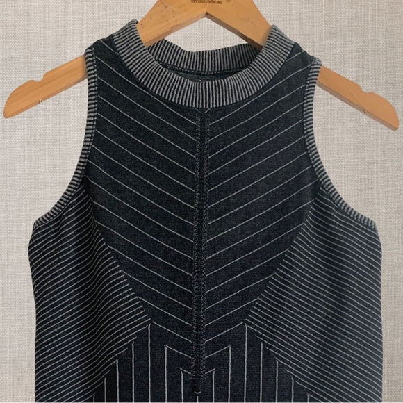 Small Athleta Sojourn Seamless Tank with Black and White Geometrical Design - Picture 5 of 11